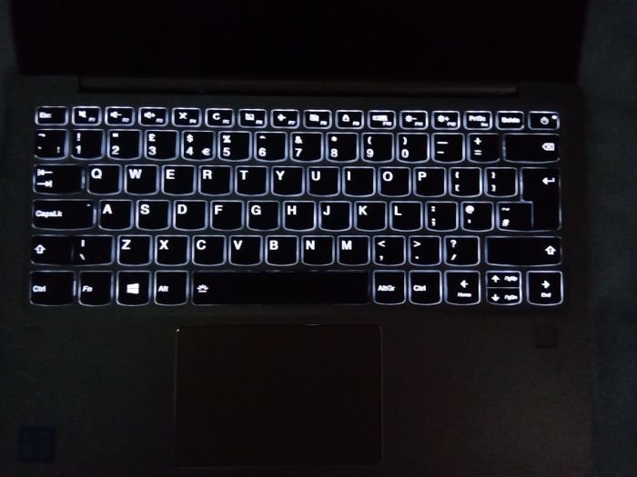 Laptop dengan keyboard backlit