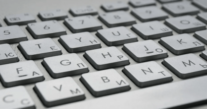 Cara merawat keyboard laptop agar tidak lengket