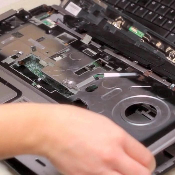 Cara memperbaiki laptop yang layarnya rusak