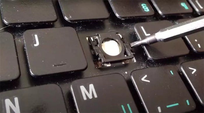 Cara merawat keyboard laptop agar tidak lengket