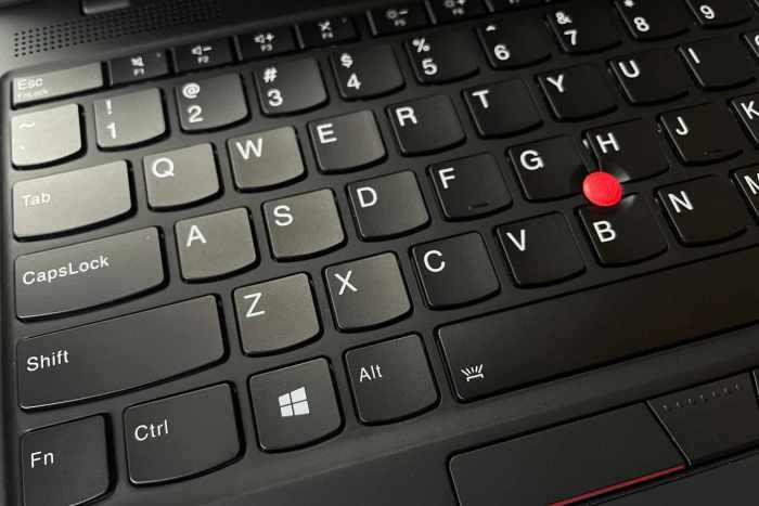 Laptop dengan keyboard backlit